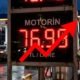 motorine zam geldi — Türkiye motorin litre fiyatı TL rakamlarının belirgin biçimde yükseldiği yakıt istasyonu dijital göstergesi